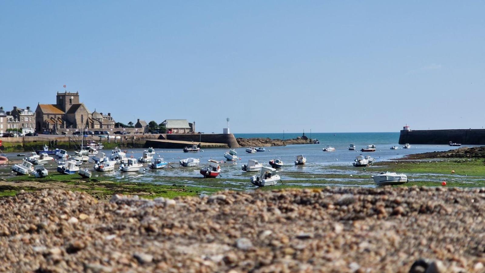 Le Prieure Barfleur Acomodação com café da manhã Exterior foto